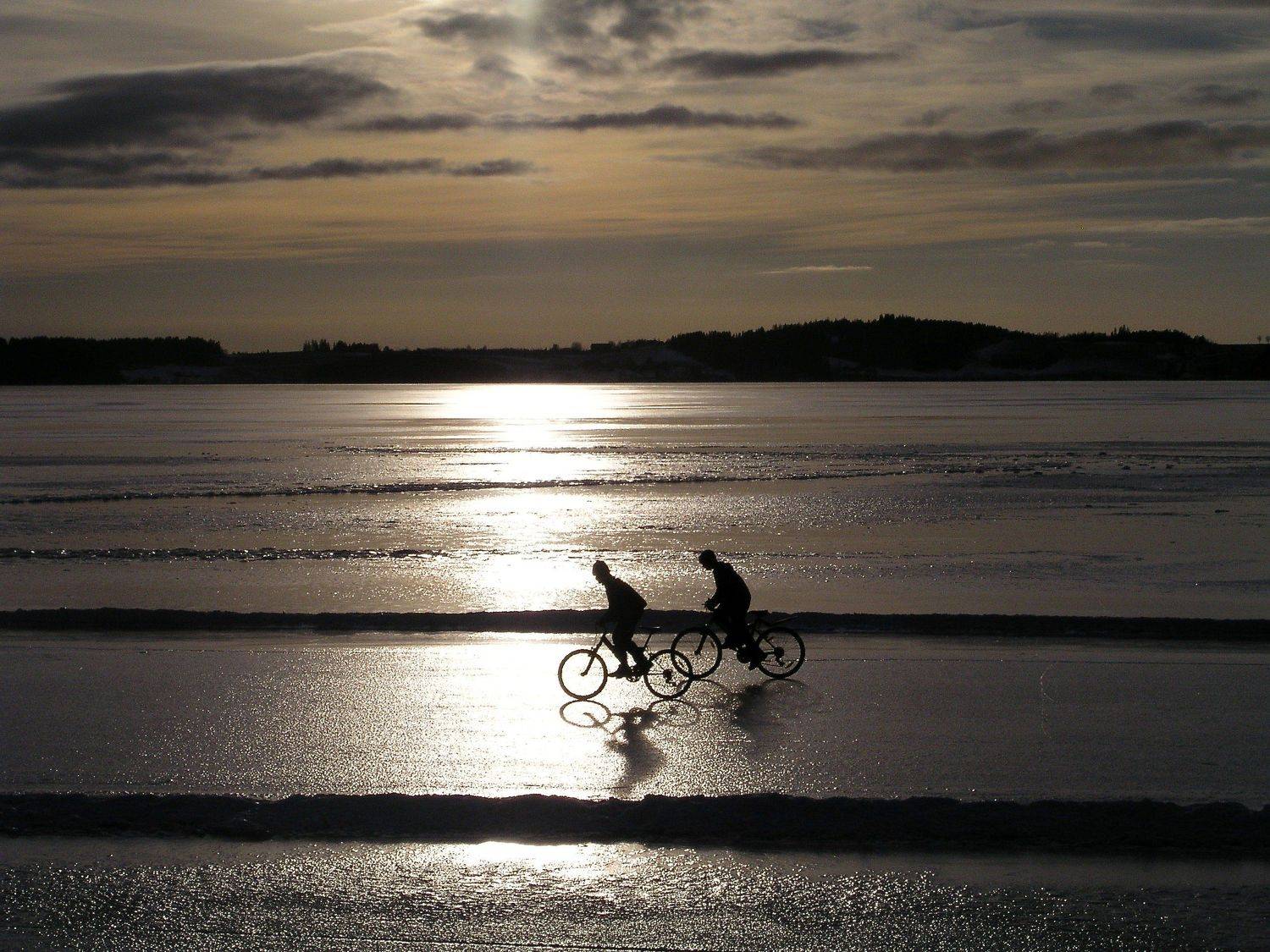 Landscapes, sunlight, sunset, ice, lake, Norway, people, shadow, bicycle, frost, nature, , Svetlana Povarova Ree