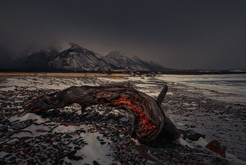 зима, берег, коряга, костер, снег, камни, лед, торос, байкал Костёр вечности фото превью