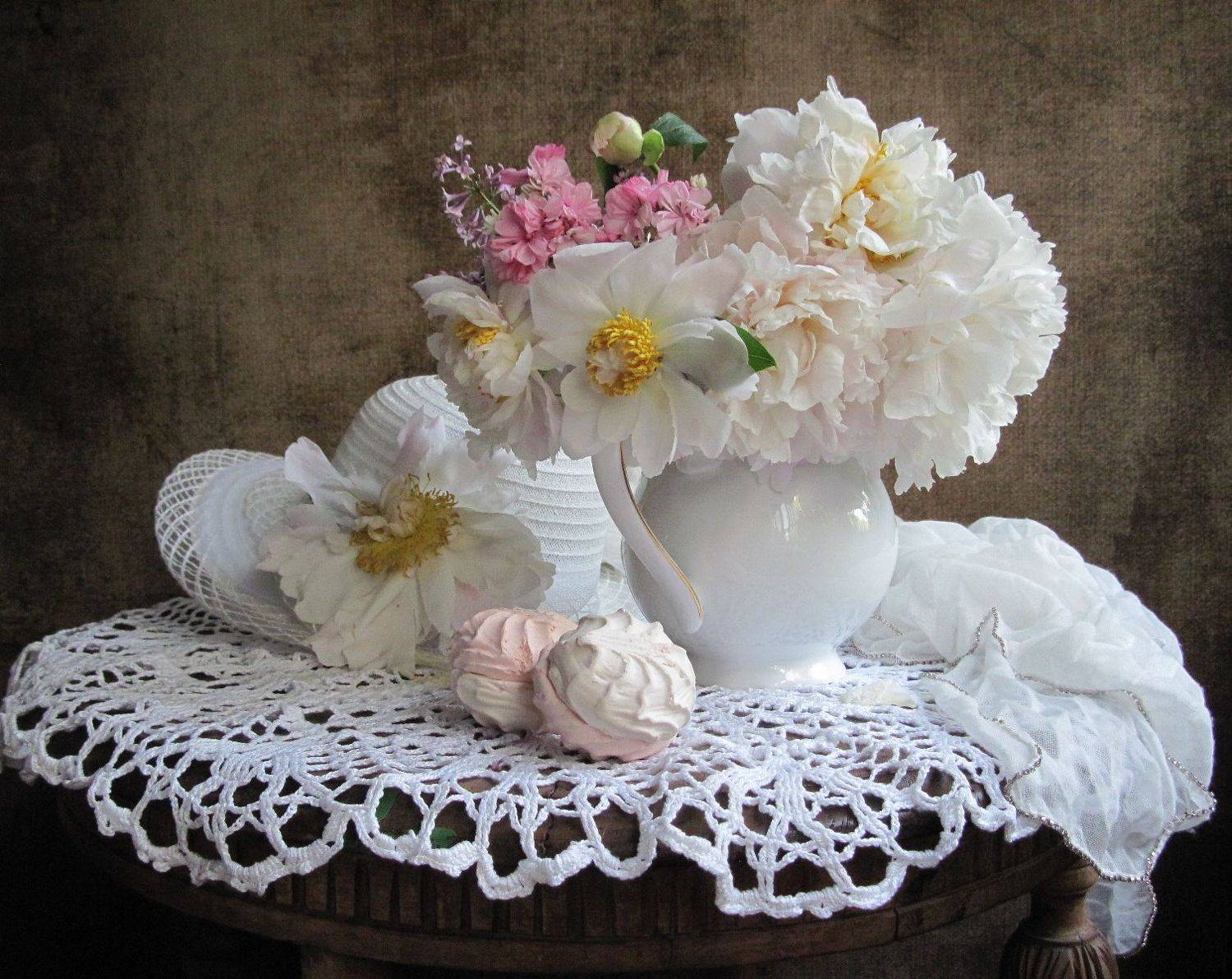 цветы, букет, пионы, герань, сирень. кувшин, зефир, шляпка, салфетка, кружево, Наталия Тихомирова