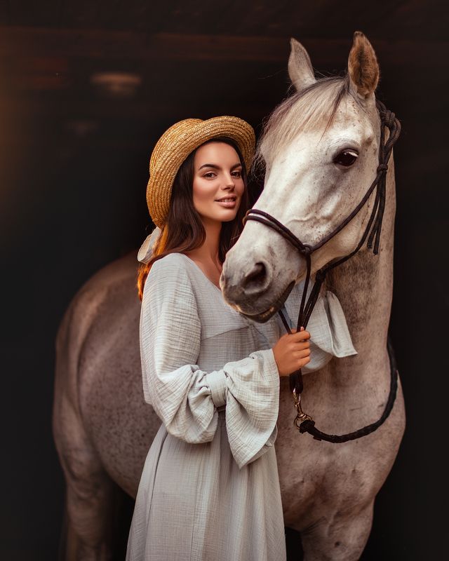 женский портрет животное лошадь  in the farm фото превью