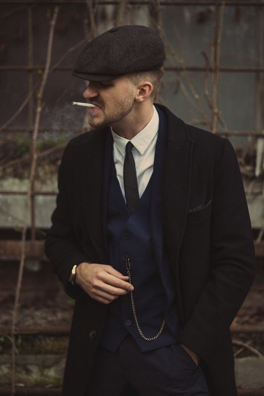 кадр из фильма острые козырьки, постановочное фото, мужчина, портрет, кепки, кино, фильм, сериал, винтаж Размышления фото превью