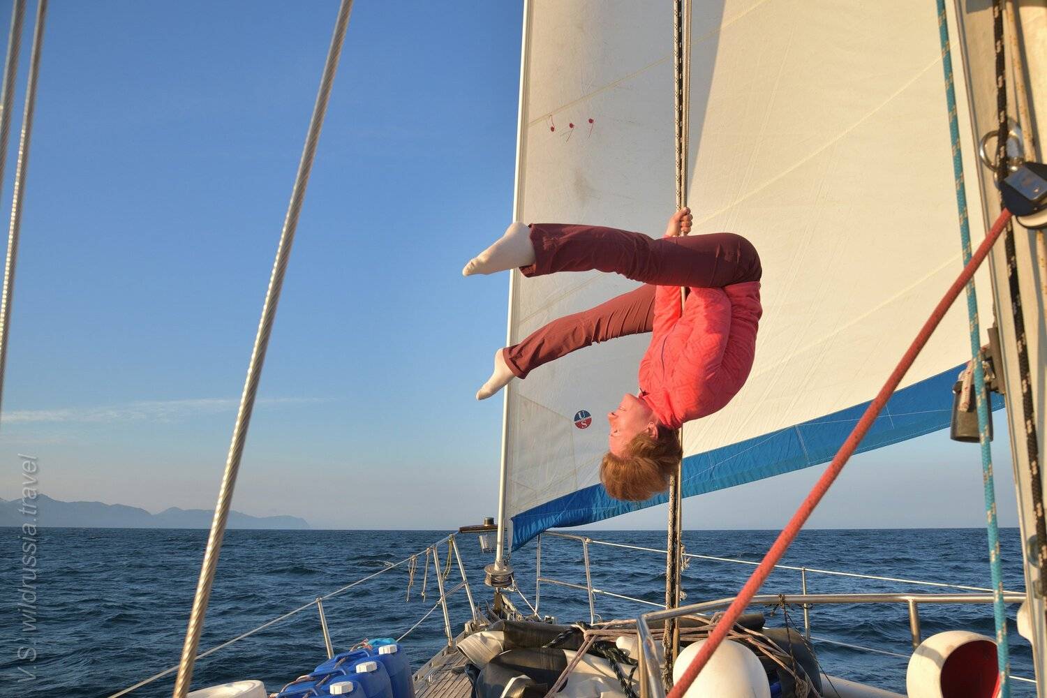 Курилы, Курильские острова, Камчатка, экспедиция, шагнивнеизведанное, путешествие, яхта, девушка, канат, шпагат, трюк, взгляд, парус, берег, Владимир Столяров