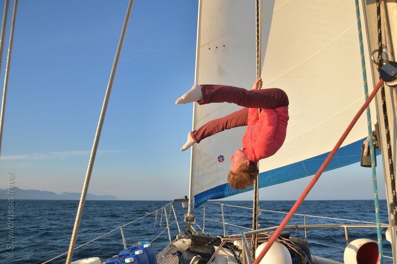Курилы, Курильские острова, Камчатка, экспедиция, шагнивнеизведанное, путешествие, яхта, девушка, канат, шпагат, трюк, взгляд, парус, берег Яхтенная экспедиция на Северные Курилы (из альбома, август 2020 г) фото превью