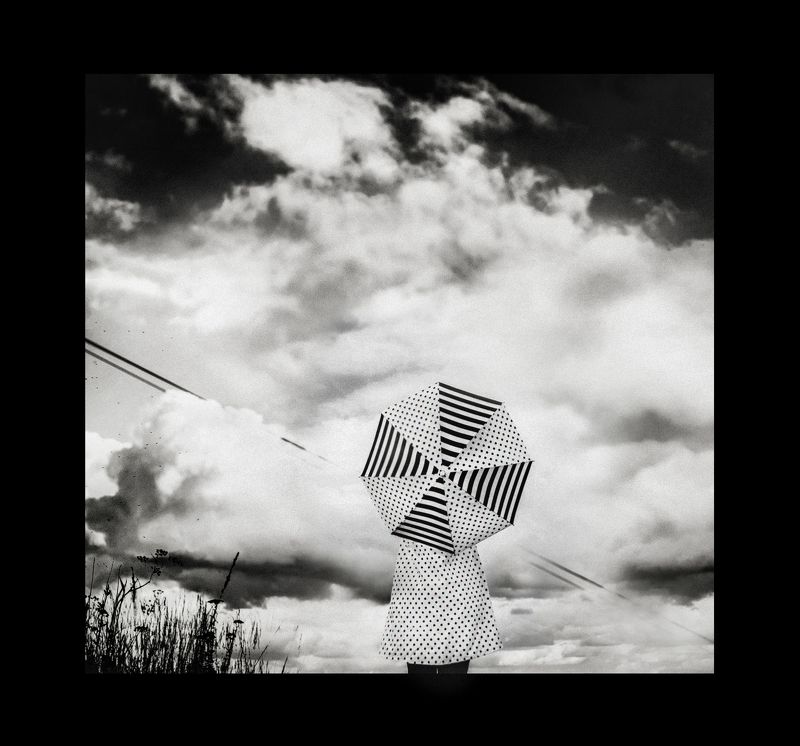 чб,арт,зонт,девушка Вселенная зонтов,плывущих в неизвестность фото превью