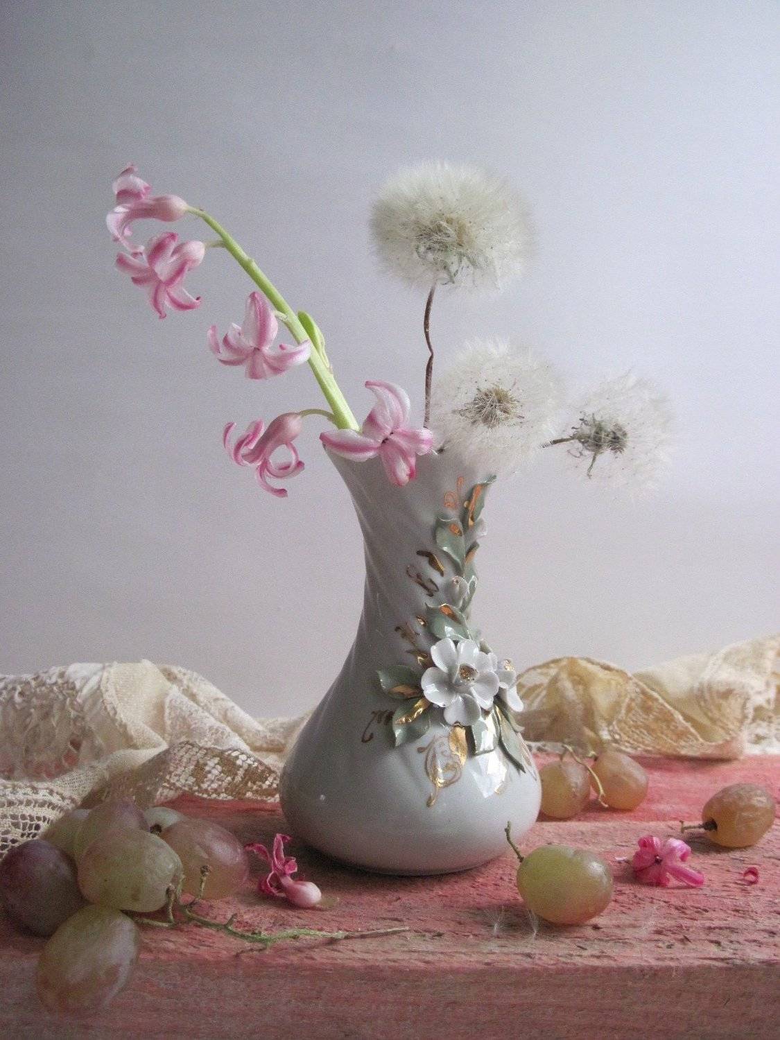 цветы, букет, гиацинт, одуванчики, вазочка, салфетка, кружево, виноград, Наталия Тихомирова