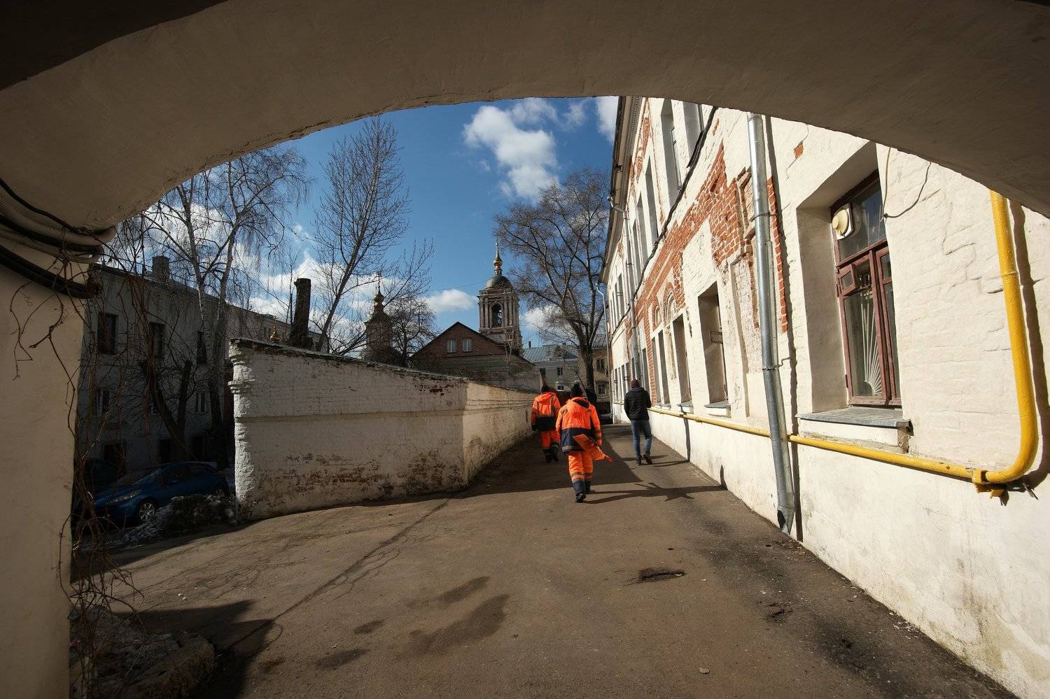 двор, дворник, весна, старый дом, Хитровка, кирпичный, белый, подворотня, Дмитрий Ткаченко