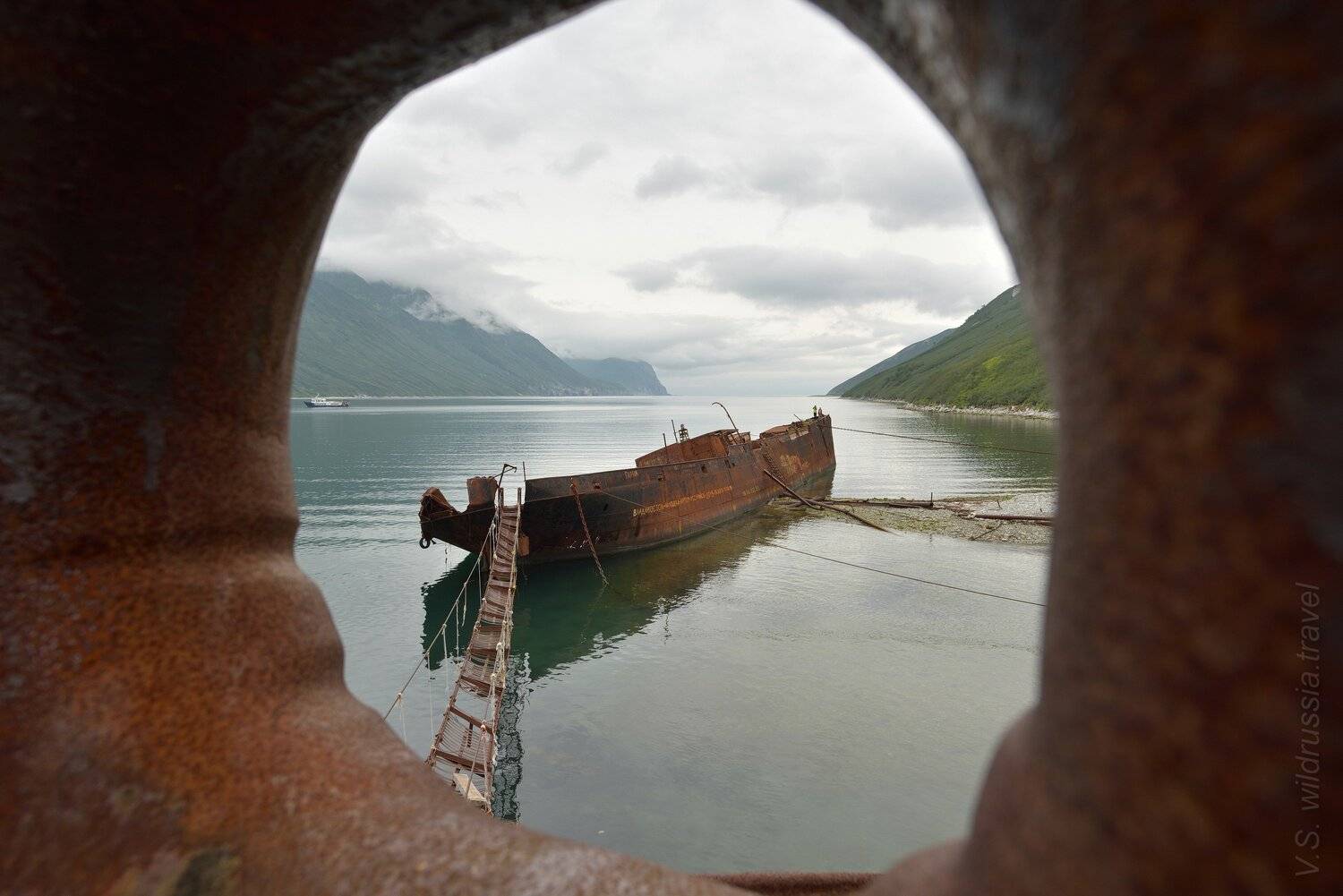 Камчатка, экспедиция, шагнивнеизведанное, путешествие, бухта, причал, баржа, ржавчина, трап, иллюминатор, Владимир Столяров