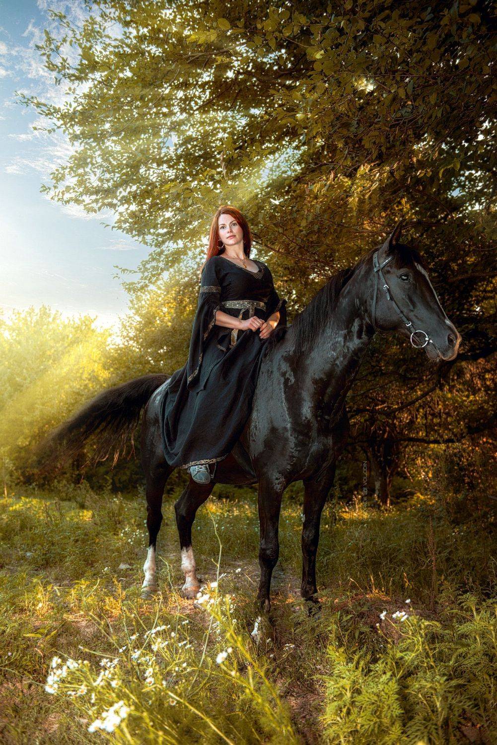 девушка наездница конь вороной закат лучи рыжеволосая портрет, Андрей Володин