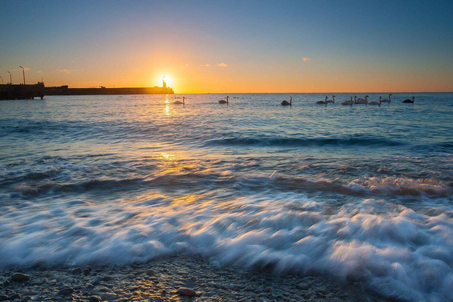 ялта, набережная, крым, зима в ялте, черное море, ялтинский маяк, маяк, набережная ленина, лебеди, ялтинский залив, Serge Titov