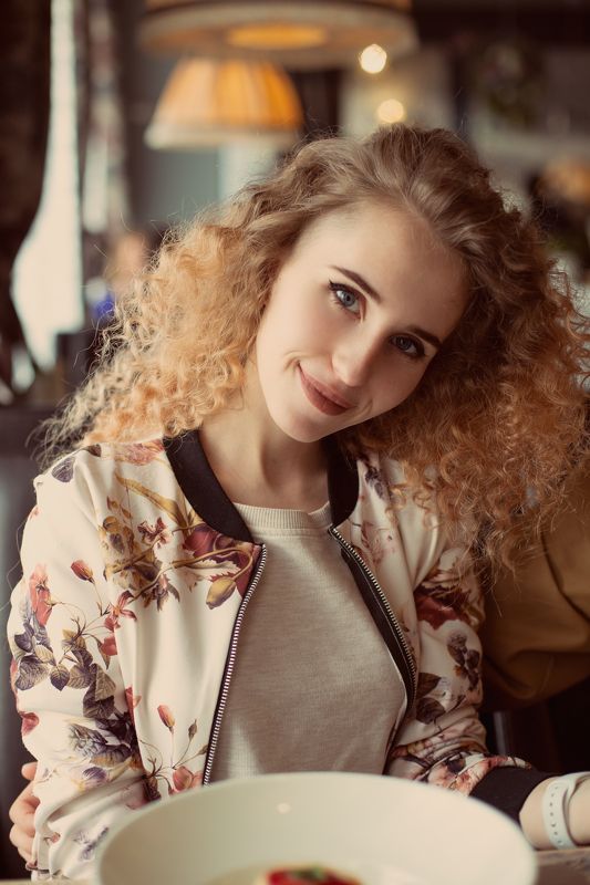 девушка, портрет, кафе, фото , контровой свет, женщина, кудри,  винтаж  фото превью