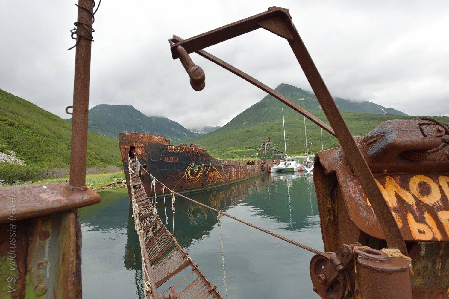 Камчатка, экспедиция, шагнивнеизведанное, путешествие, баржа, ржавчина, трап, катамаран, бухта, причал, Владимир Столяров