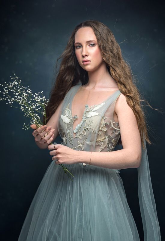 женский потрет, портрет под живопись Девушка с цветами фото превью