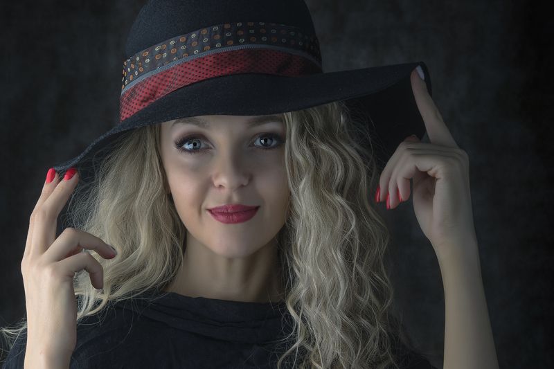 девушка, портрет, черный, глаза, взгляд, шляпа Olga фото превью