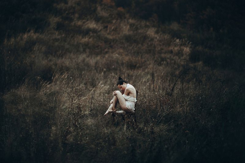 голая девушка поле осень поздняя осень стул блузка грудь ноги белое пятно фото превью