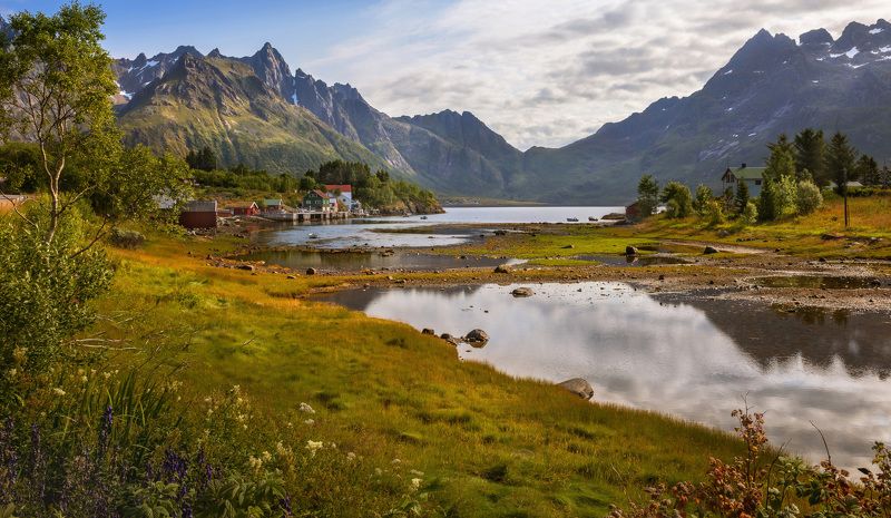 норвегия, лофотены, озеро, домики, горы, лодки, камни, трава Рыбацкая деревня на Лофотенах. фото превью