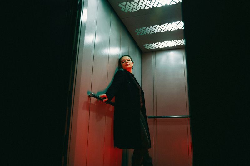 лифт девушка красный зеленый свет пальто пучок лифт фото превью