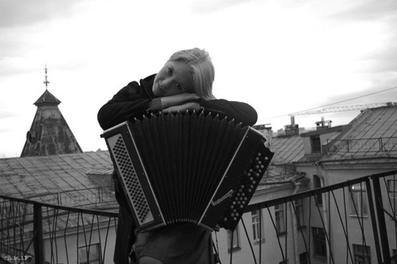 портрет, крыши, баян музыка крыш фото превью