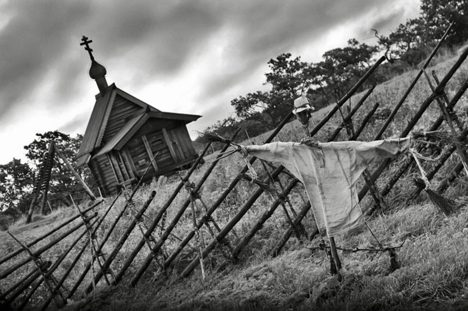 огородное пугало,ограда,забор,небо,церквушка,пугачев,кижи, Евгений Пугачев.