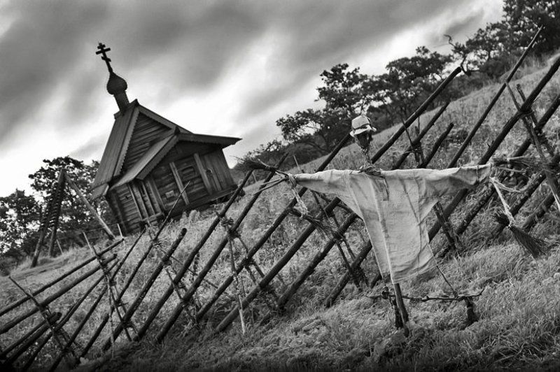 огородное пугало,ограда,забор,небо,церквушка,пугачев,кижи Огородами не пройти фото превью