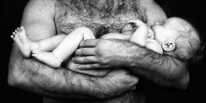 мужчина, отец, ребёнок, дочь, младенец, новорождённый, поза, объятия, защита, сила, нежность, руки, кожа, забота Отцовство фото превью