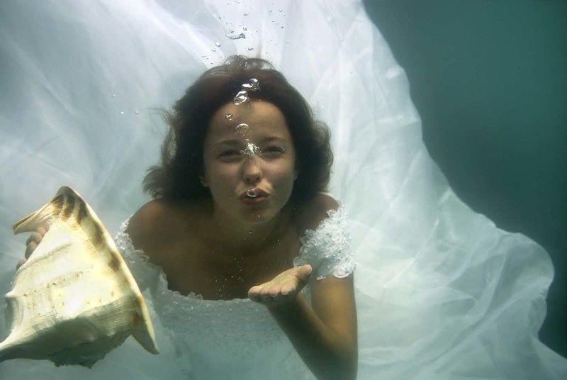 чёрное море, девушка, раковина Подводный поцелуй. фото превью