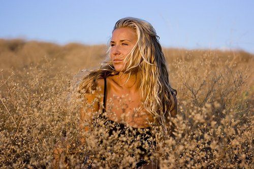 В поле одиноко