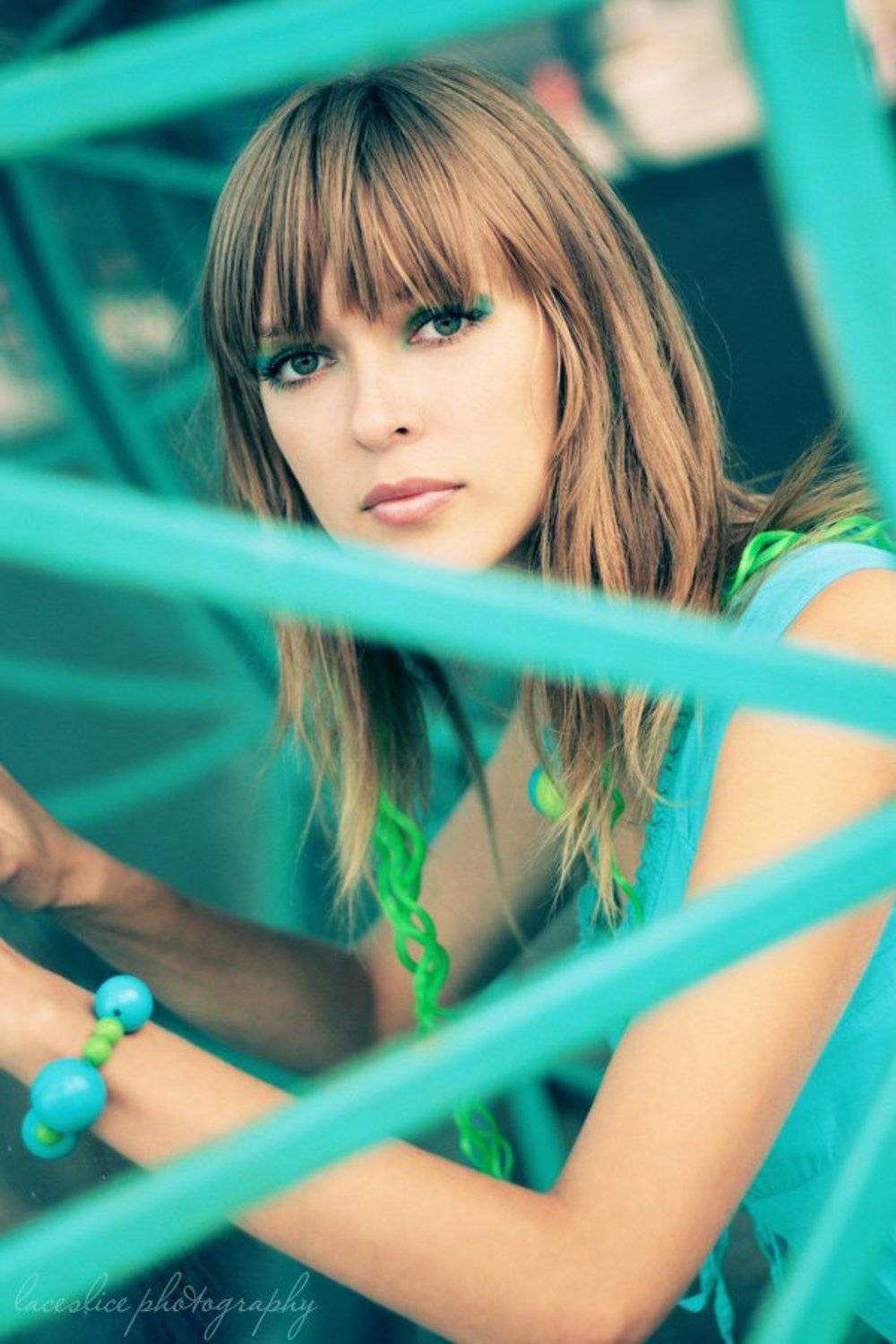 самара, вокзал, девушка, блондинка, волосы, перила, платье, бусы, салатовый, голубой, зелёный, синий, LaCesLice