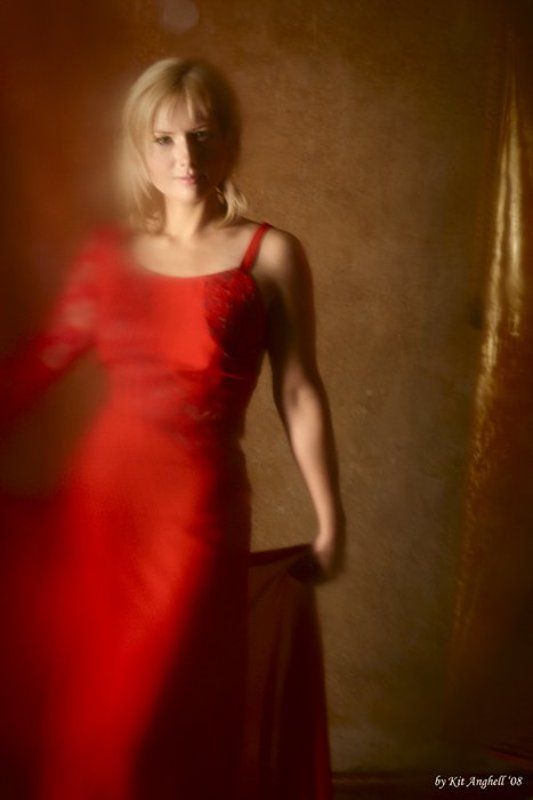 in red фото превью