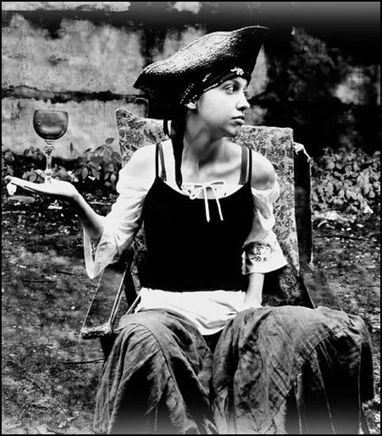 старый брошенный стул, девушка, бокал,, zzelenkaa