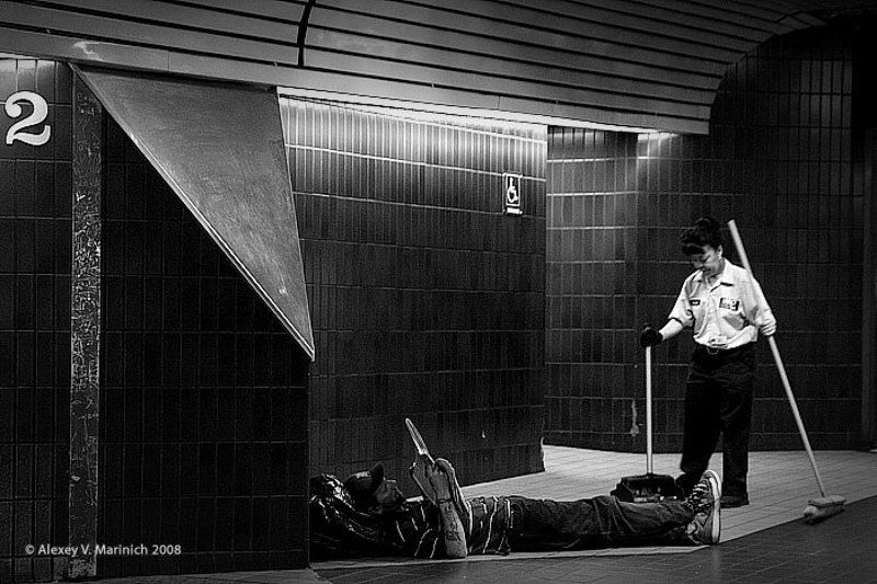 город, нью-йорк, мужчина, автобусный терминал, уборка, пятница, расслабон, штаты, америка, ч/б, алексей маринич, usa, alexey marinich, b&w, nyc Ноги будем поднимать?! фото превью