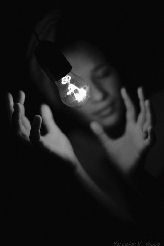 лампочка, руки * * * фото превью