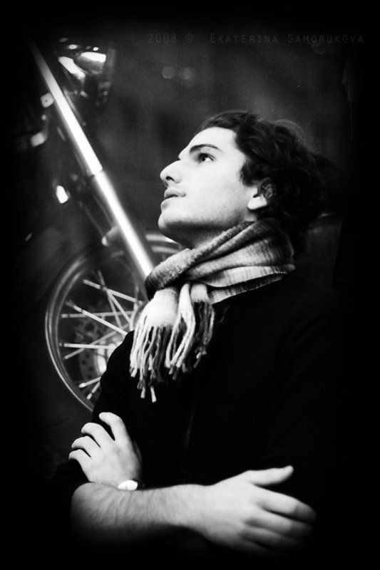 чб, парень, город  фото превью