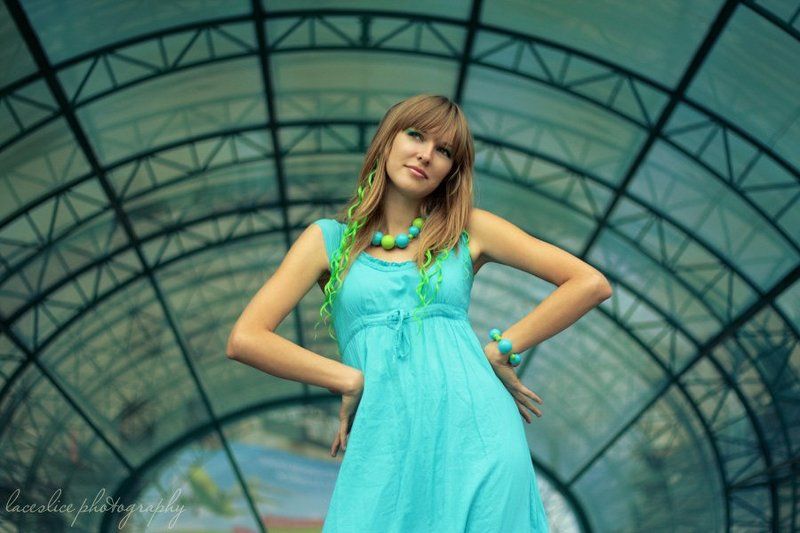 синий, зелёный, голубой, девушка, блондинка, платье, аэропорт, вокзал, самолёт, трубы, железо, стекло Provocative фото превью