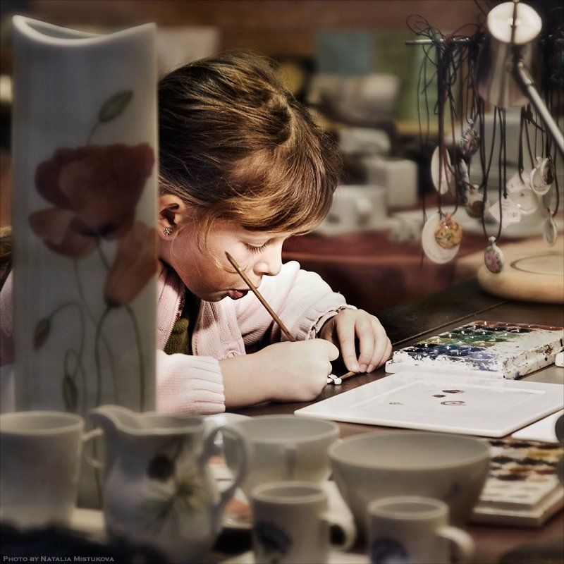 девочка, рисовать, керамика, старание уроки рисования (из подсмотренного в витрины) фото превью