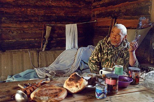 тайга, изба, Селькуп охотник..