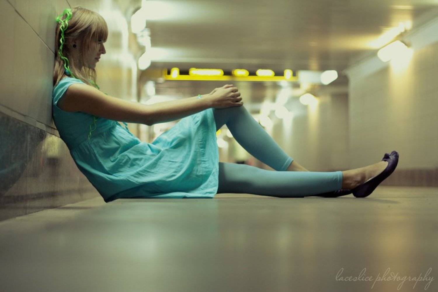 девушка, блондинка, переход, подземка, вокзал, ожидание, жёлтый, серый, синий, белый, LaCesLice