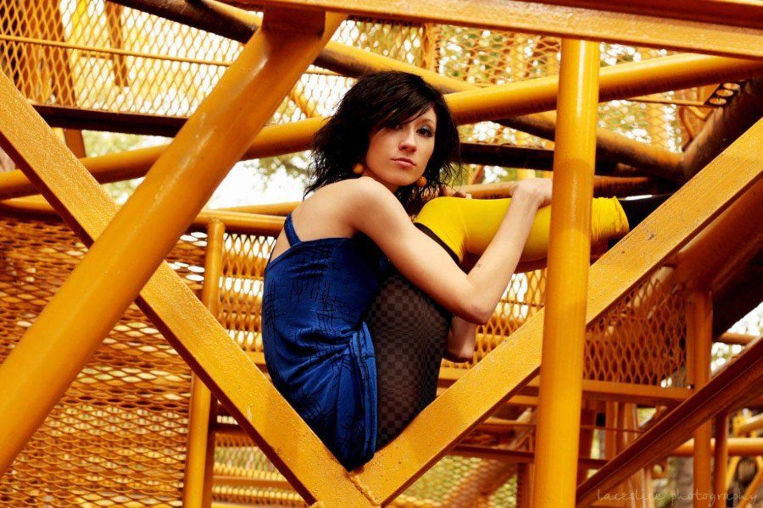 девушка, брюнетка, кран, жёлтый, синий, чёрный, железо, металл, LaCesLice