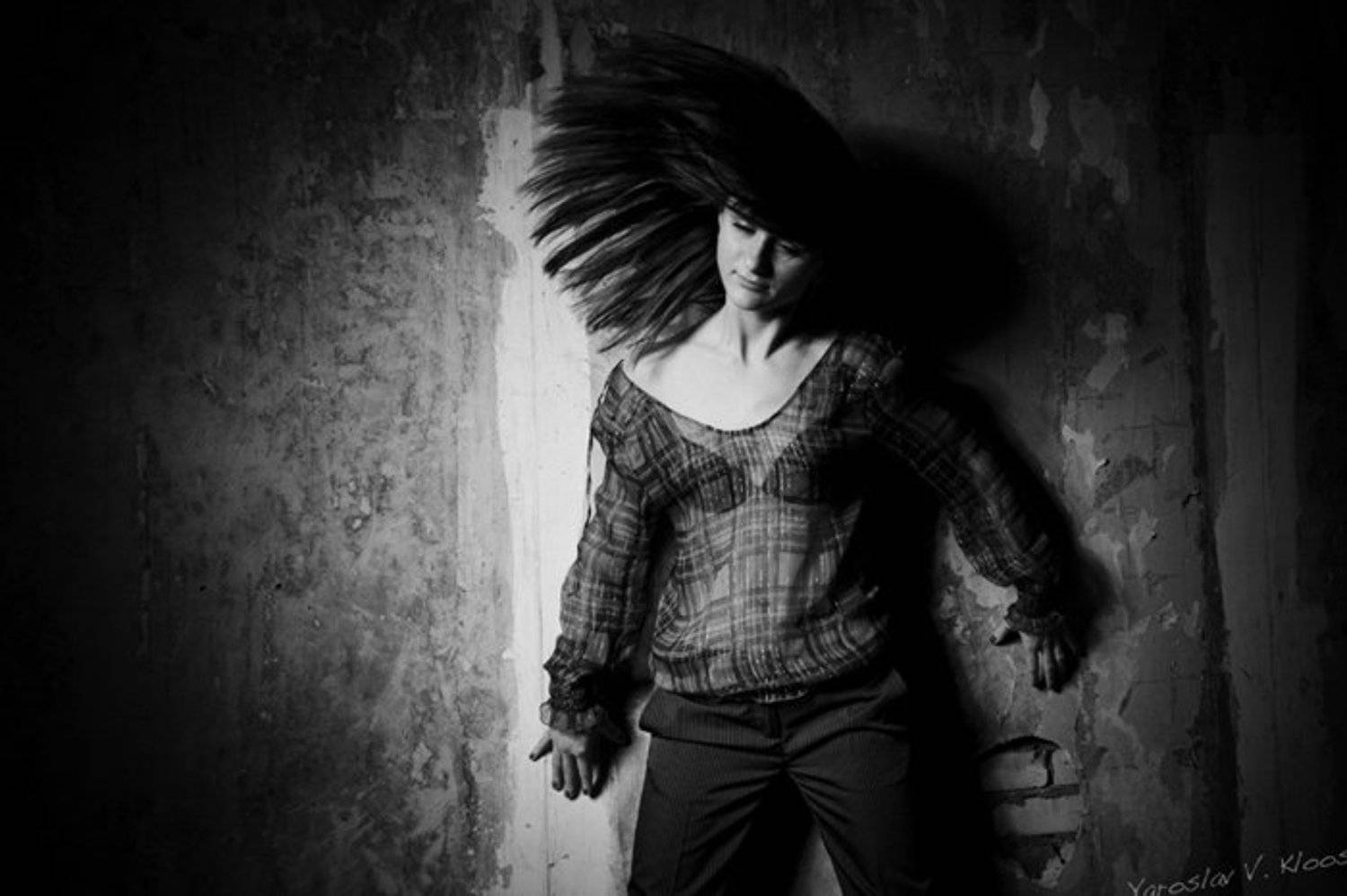 стена, девушка, волосы, Yaroslav V. Kloos