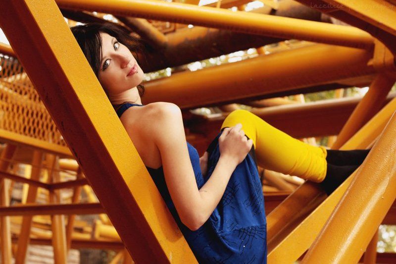 жёлтый, синий, металл, железо, кран, девушка, брюнетка, взгляд Autumn dreams фото превью