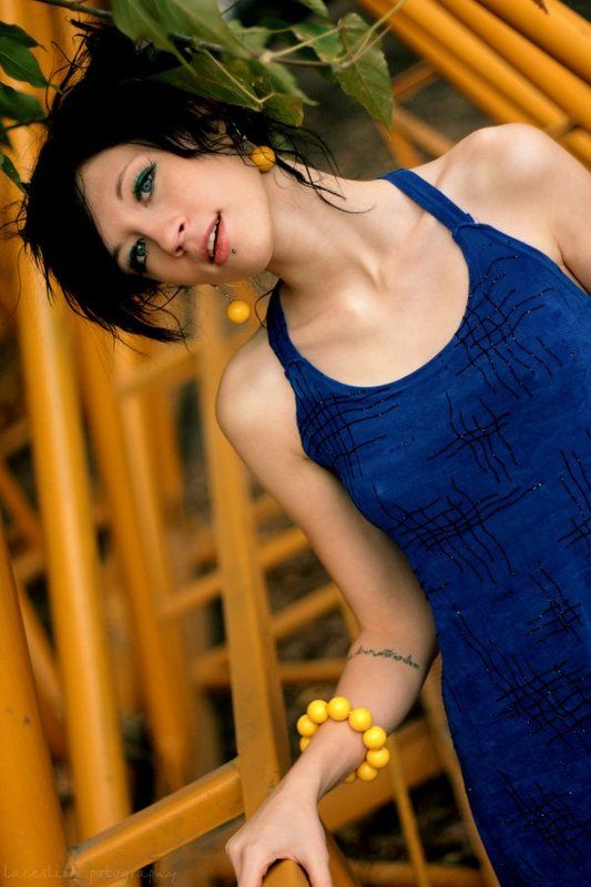 жёлтый, зелёный, синий, девушка, брюнетка, платье, серьги, браслет, тату, татуировка, актриса Actress фото превью