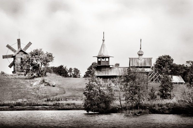 кижи,,небо,время,пугачев,мельница,скамейка Одинокая скамейка фото превью
