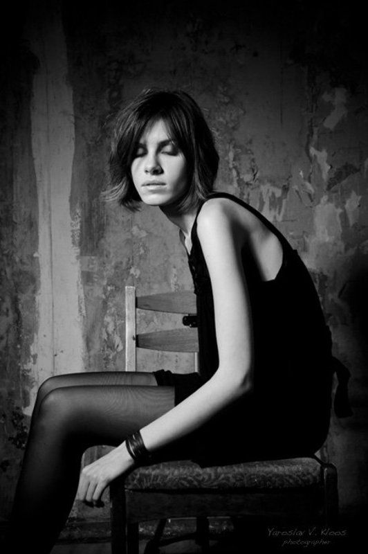 девушка, стул, комната, глаза, руки Закрыв глаза... фото превью