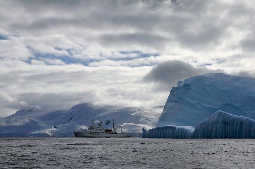 Айсберг и корабль