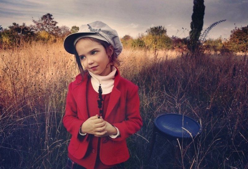 Kid with red coat фото превью