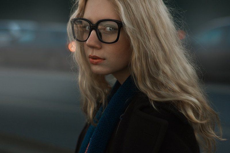 50 1.8, 50mm, 550D, Canon, Блондинка, Девушка, Жёлтый, Красивая, Красный, Очки, Портрет, Портрет девушки, Свет, Синий Арина фото превью