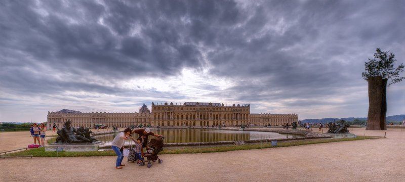 версаль, париж, франция Семейное фото на фоне Версаля фото превью