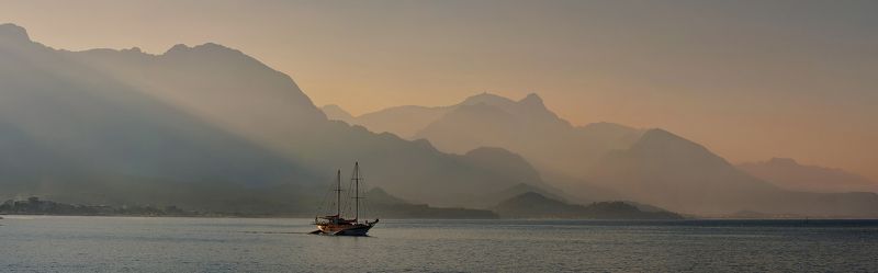 Долго смеялись на палубе дети: слева - пол-Пети и справа - пол-Пети. фото превью