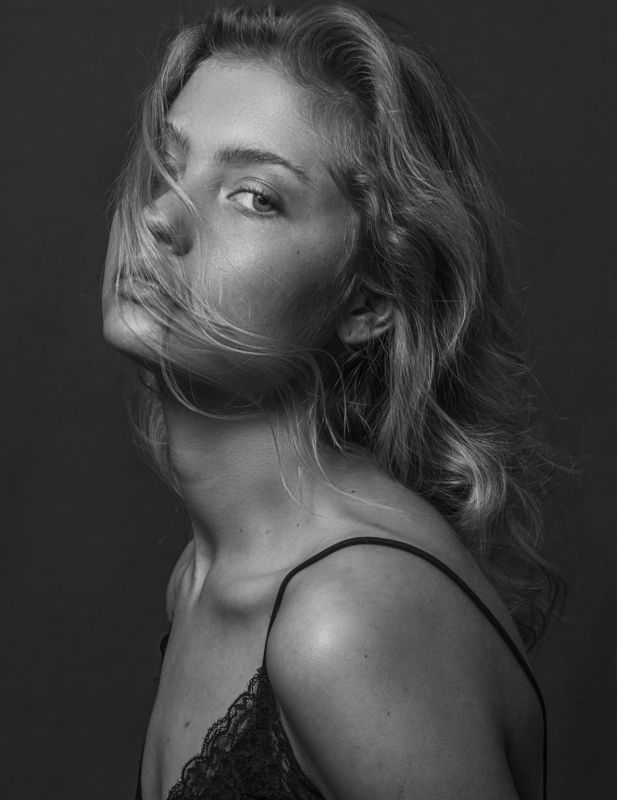 портрет , взгляд ,красивая девушка , цвет ,волосы , красивые губы ,нежность , таинственность  фото превью