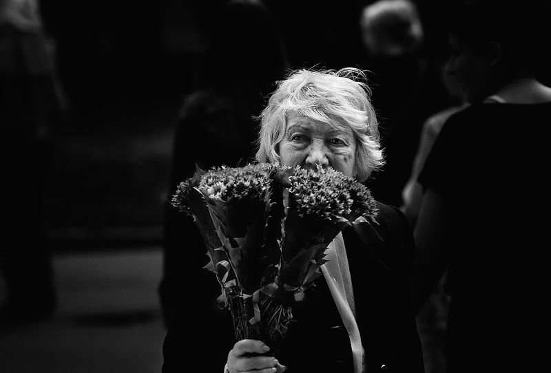 чб фото, жанровый женский портрет, прохожие,  уличная фотография Продавщица цветов фото превью