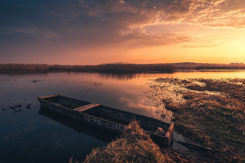 Old boat in the morning фото превью
